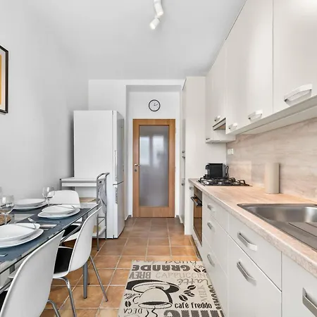 Sunny For 4 - Balcony & Workspace Apartment *