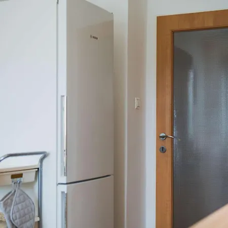 Sunny For 4 - Balcony & Workspace Apartment Pressburg